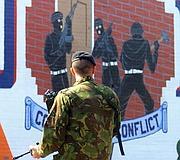 El Ejército británico se retirará esta medianoche de las calles del Ulster