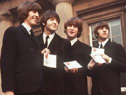 Los miembros de The Beatles posan en el patio del Palacio de Buckingham.en una imagen de archivo. /EFE