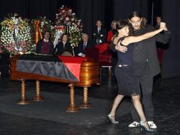 Una pareja baila un tango ante el féretro de Fernán-Gómez. /EFE