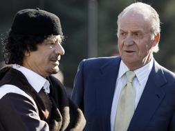 El Rey Juan Carlos ha recibido hoy, en el Palacio de El Pardo, al líder de Libia, Muamar Al Gadafi, que ha llegado a Madrid en la primera visita oficial que realiza a España en sus 38 años de mandato. /EFE