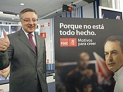 El secretario de Organización del PSOE, José Blanco, al inicio de la rueda de prensa que ha ofrecido para presentar la campaña electoral de su partido para las elecciones generales del 9 de marzo, de la que es coordinador. /EFE