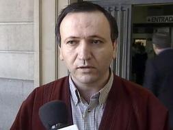 En al imagen, Santiago del Valle a la salida de los juzgados de Sevilla en 2001. /EFE