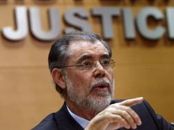 En la imagen, el ministro de Justicia, Mariano Fernández Bermejo, durante la rueda de prensa que ha ofrecido esta tarde. /EFE