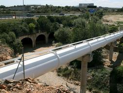 Vista de las tuberías del minitrasvase del Ebro a Tarragona a su paso junto a la AP-7 en L´Ampolla. /ARCHIVO