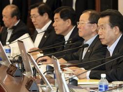 El primer ministro surcoreano, Han Seung-soo,en una reunión de su Ejecutivo. /AP