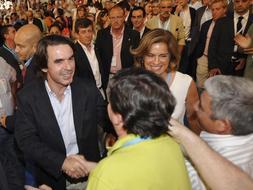 El ex presidente Aznar ha llegado a Valencia con el Congreso empezado y acompañado por su mujer, Ana Botella. /AFP