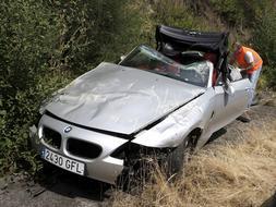 Estado en el que quedó el coche tras un accidente ocurrido en el kilómetro 306 de la A-52 a su paso por O Porriño (Pontevedra). /EFE
