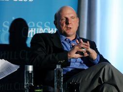 El director ejecutivo de Microsoft, Steve Ballmer, durante una conferencia en Santa Clara (EEUU) para explicar el papel que desempeña la empresa en la economía actual de los programas. /EFE