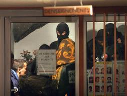 'Txeroki', oculto bajo una manta cuando era trasladado a la comisaría. /Reuters