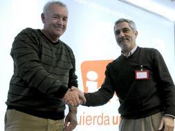 El ex secretario general de IU, Gaspar Llamazares felicita al dirigente del PCE Cayo Lara. / Efe
