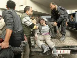 Un mujer herida en el bombardeo es trasladada a un hospital. / REUTERS