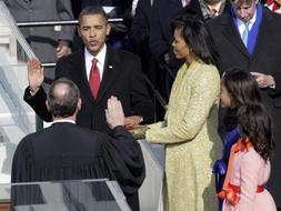 El presidente Barack Obama jura el cargo / Afp
