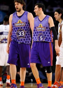 Los jugadores de los Rookie o novatos Marc Gasol y Rudy Fernández. /EFE