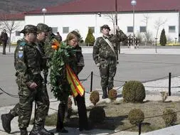 La ministra de Defensa, Carme Chacón, efectúa una ofrenda floral durante su visita al contingente desplegado en "Base España", en la localidad kosovar de Istok./ Efe