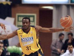 El base estadounidense del Unicaja , Omar Cook (i), pasa el balón ante el base estadounidense del MMT Estudiantes, Corey Brewer ./ EFE