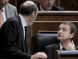 El presidente del Gobierno, José Luis Rodríguez Zapatero, conversa con el ministro de Interior, Alfredo Pérez Rubalcaba, durante la última sesión de control al Ejecutivo celebrada en el Congreso de los Diputados. / Efe