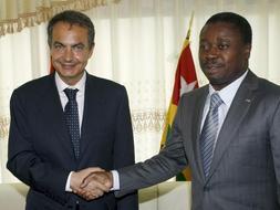 El presidente del Gobierno español, José Luis Rodríguez Zapatero, estrecha la mano del presidente de Togo , Faure Ñasinbé./ Efe