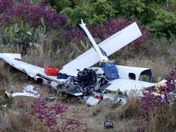 Vista de la avioneta que cayó al suelo en las cercanías del municipio de El Paso, en la isla canaria de La Palma. ./ Efe// VIDEO:ATLAS
