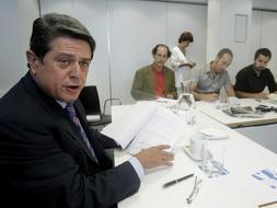 El coordinador de Justicia del PP, Federico Trillo, muestra el contenido de la denuncia que los populares han presentado ante la Fiscalía. / Efe