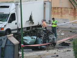 Imágenes de los destrozos causados por la furgoneta bomba que ETA ha hecho estallar frente a la casa cuartel de Burgos. / Efe
