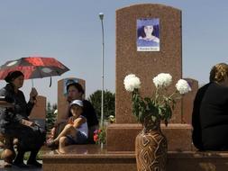 Las familias de las víctimas del asalto a la escuela de Beslán han conmemorado el tercer aniversario de la masacre. / Ap