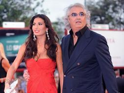 Flavio Briatore y Elisabetta Gregoraci pasean por la alfombra roja de la Mostra de Venecia. / Afp