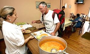 Un hombre es atendido en el comedor de Caritas, en Miranda de Ebro. / Archivo