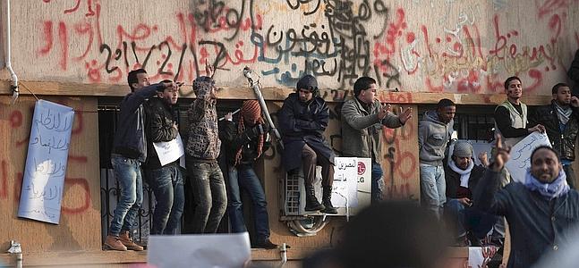 Un grupo de rebeldes celebra la toma de control de Bengasi. / Foto: Ap | Vídeo: Atlas