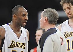 Bryant se pone el traje de salvador de los Lakers