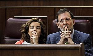 Rajoy y Sáenz de Santamaria escuchan la intervención del presidente. / efe