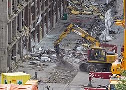 Operarios trabajan en la zona del atentado. / Efe