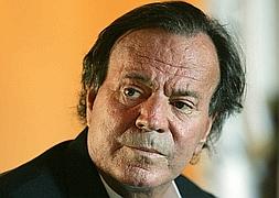 Denuncian a Julio Iglesias por cancelar un concierto