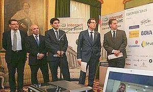 De Izquierda a derecha, César Fernández (Telecable), Manuel del Clos (BBVA), Diego Pascual (Gobierno del Principado), Fernando Couto (Ayuntamiento de Gijón) e Íñigo Noriega (Director de EL COMERCIO). / Paloma Ucha
