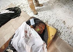 Muamar al Gadafi en la cámara frigorífica de Misrata donde ha sido expuesto tras su muerte. / Efe