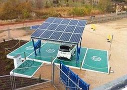 Aspecto de la fotolinera de Alcalá, compuesta de una pérgola de paneles solares que también aportan electricidad a la red