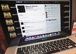 Un usuario consulta Twitter. / Foto: Archivo | Video: Atlas