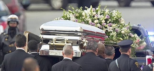 El féretro de Whitney Houston tras el funeral / Reuters | Atlas