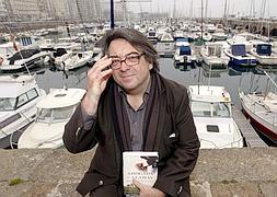 Jesús Ruiz Mantilla posa con su última novela. / Foto: Esteban Cobo (Efe)