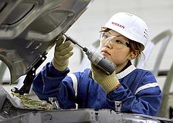 Una operaria trabaja en una fábrica de Nissan Motor en Japón. / Ap