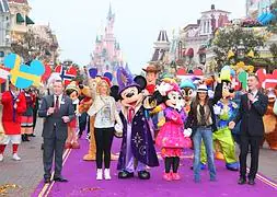 La actriz Salma Hayek (d), madrina del aniversario de Disneyland París. / Vídeo: V.Carrasco