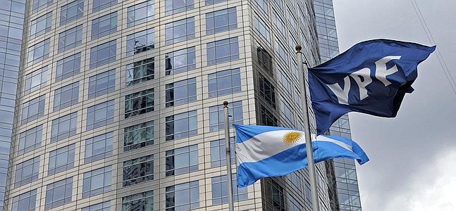 Una bandera argentina ondea junto a otra de YPF en Buenos Aires. / Foto: Afp | Vídeo: Atlas