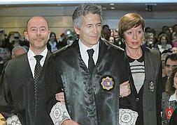 Fernando Grande-Marlaska, apadrinado por el fiscal Jesus Alonso y la secretaria judicial María Mariscal de Gante. / F. A. (Efe)