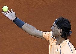 Nadal sirve una pelota durante el partido./Eric Gaillard (Reuters)