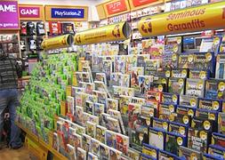 Una estantería de la tienda de videojuegos Game.