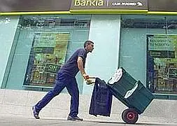 Un hombre camina frente a una sucursal de Bankia. / Foto: Reuters | Vídeo: Atlas