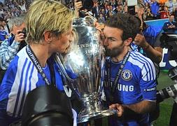 Torres y Mata celebran en el Allianz Arena el título de la Liga de Campeones. / Ap