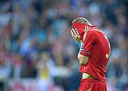 Bastian Schweinsteiger llora sobre el Allianz Arena de Múnich. / Ap