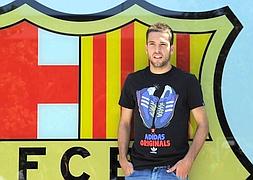 Jordi Alba posa como nuevo jugador del Barcelona./AFP