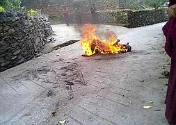 El monje se ha prendido fuego en el Cantón Bharkham. / Kirti Monastry (Afp)