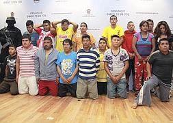 Los detenidos por el asalto al campamento. / Efe